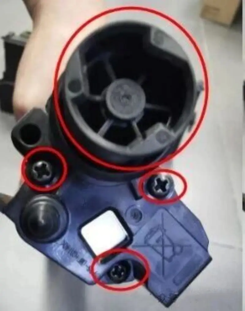 Removing the end cap screws from a Konica Minolta drum unit