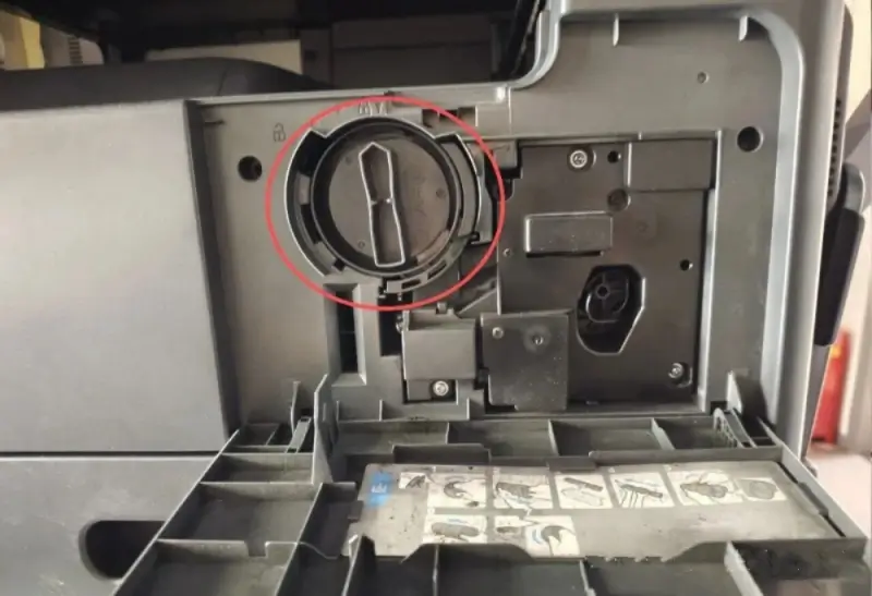 Removing the 184 toner cartridge in a Konica Minolta machine